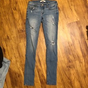 Light wash Hollister skinny jeans with rips